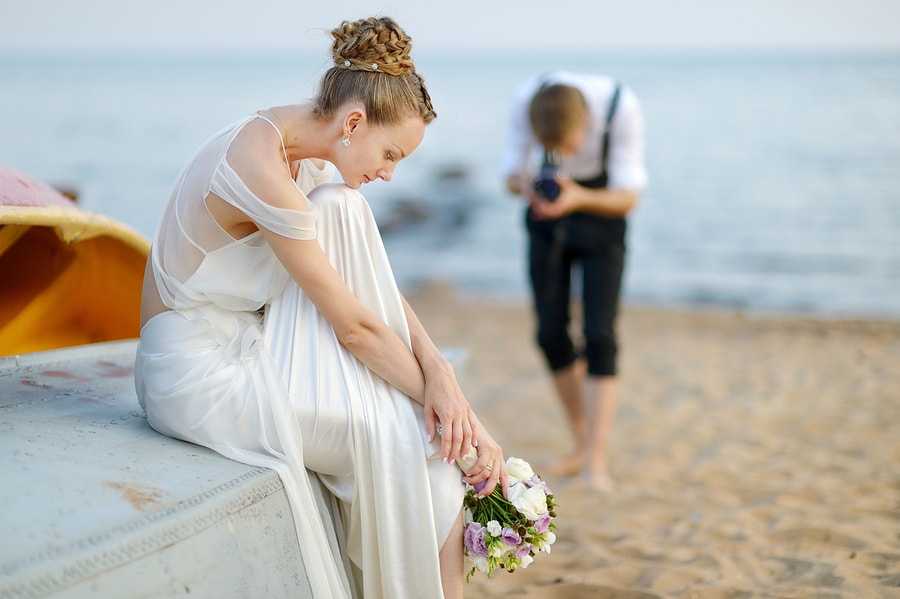 6 Pre-Wedding Photography Poses For All Engaged Couples