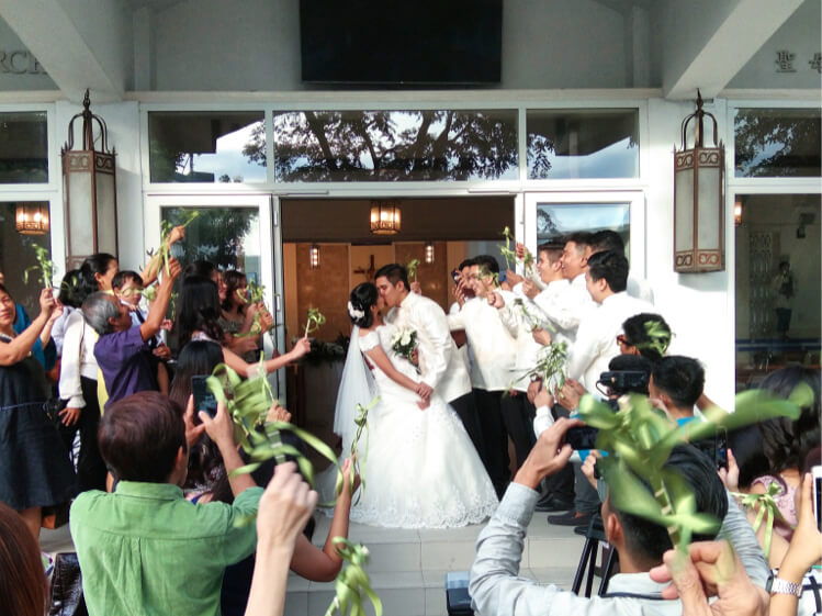 Going Offline: Pros and Cons of an Unplugged Wedding 