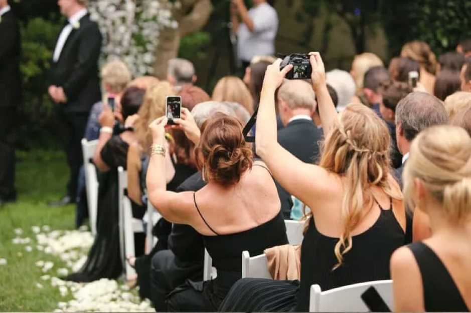 Going Offline: Pros and Cons of an Unplugged Wedding 