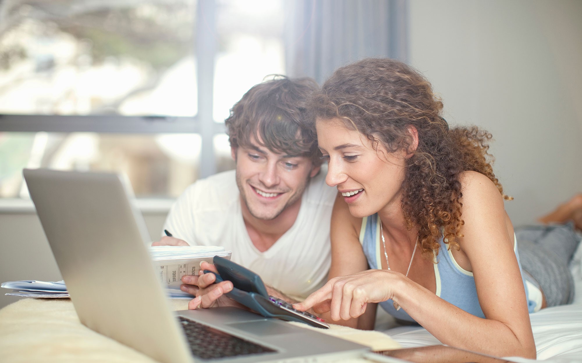 Let us c. Пара ноутбук ляж. Tips for your Honeymoon. Man Laptop. Planning your Honeymoon.