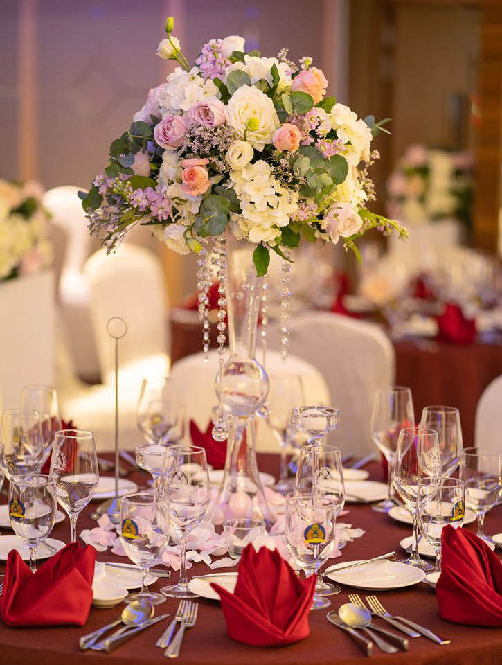 Indoor vs Outdoor Weddings: The Pros & Cons