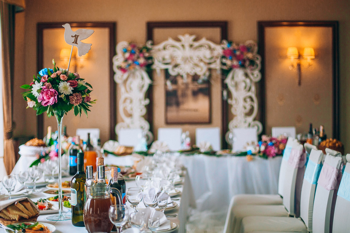 4 Advantages of Having a Restaurant Wedding