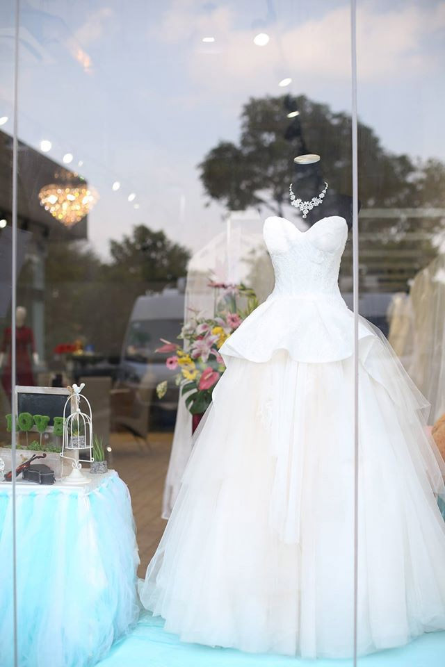 How to Tell if You Need A Bridal Boutique Package Instead of Buying À La Carte