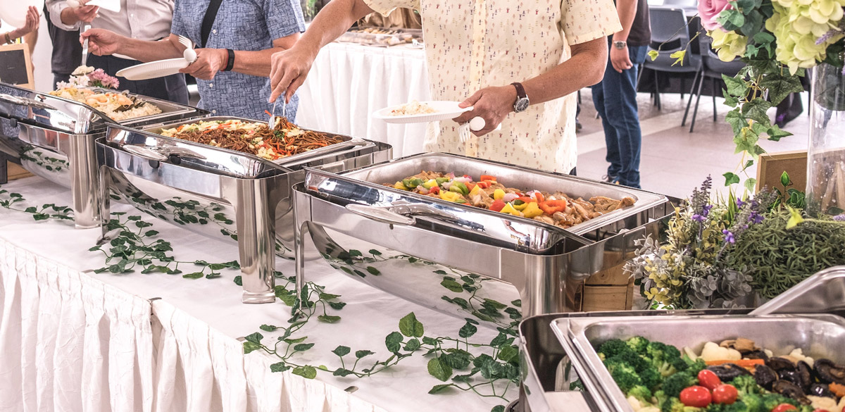 4 Benefits of Hiring a Food Caterer for Your Wedding