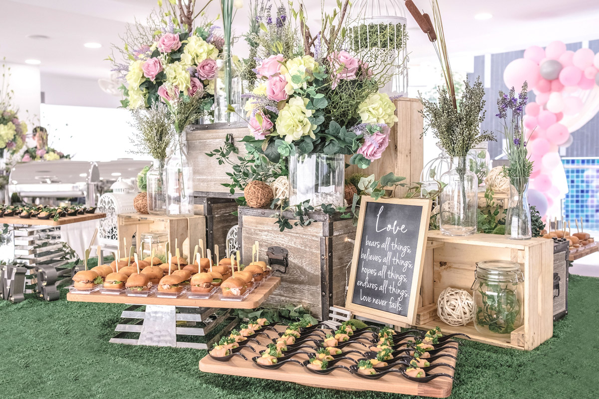 4 Benefits of Hiring a Food Caterer for Your Wedding