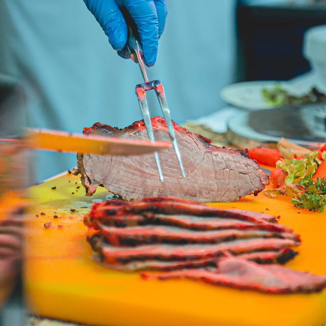 4 Benefits of Hiring a Food Caterer for Your Wedding