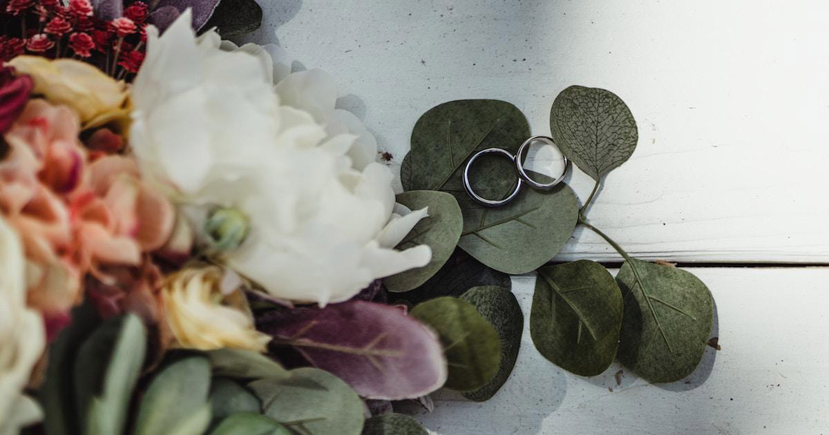 4 Gorgeous Wedding Flower Alternatives Besides Roses & Their Meanings 