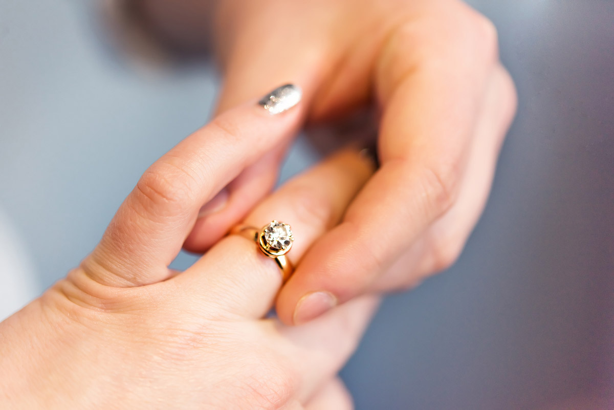 4 Handy Tricks to Secretly Find Out Her Ring Size 