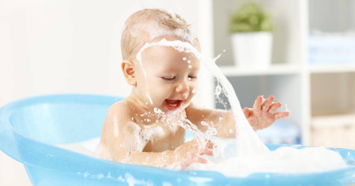 Immersing Into Parenthood: 4 Safety Tips For Bathing Babies