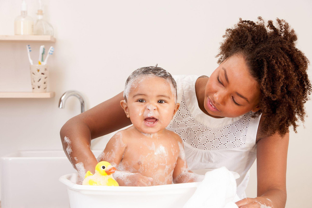 Immersing Into Parenthood: 4 Safety Tips For Bathing Babies