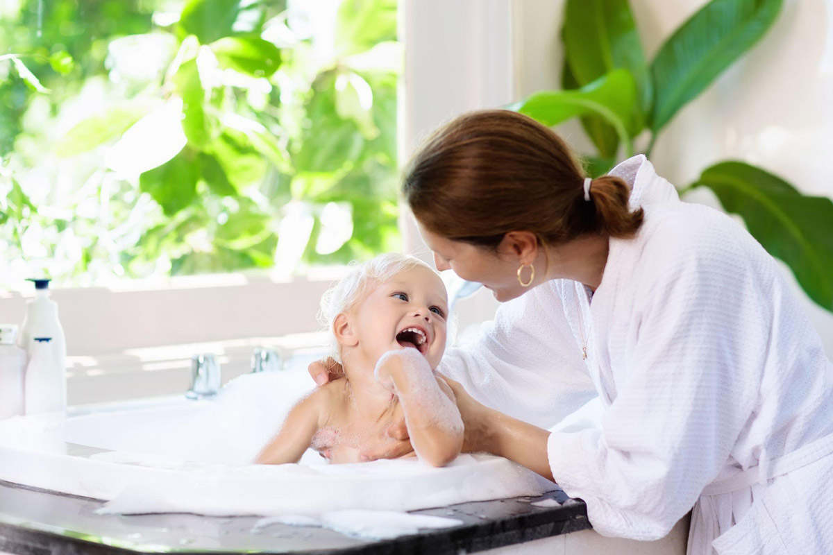 Immersing Into Parenthood: 4 Safety Tips For Bathing Babies
