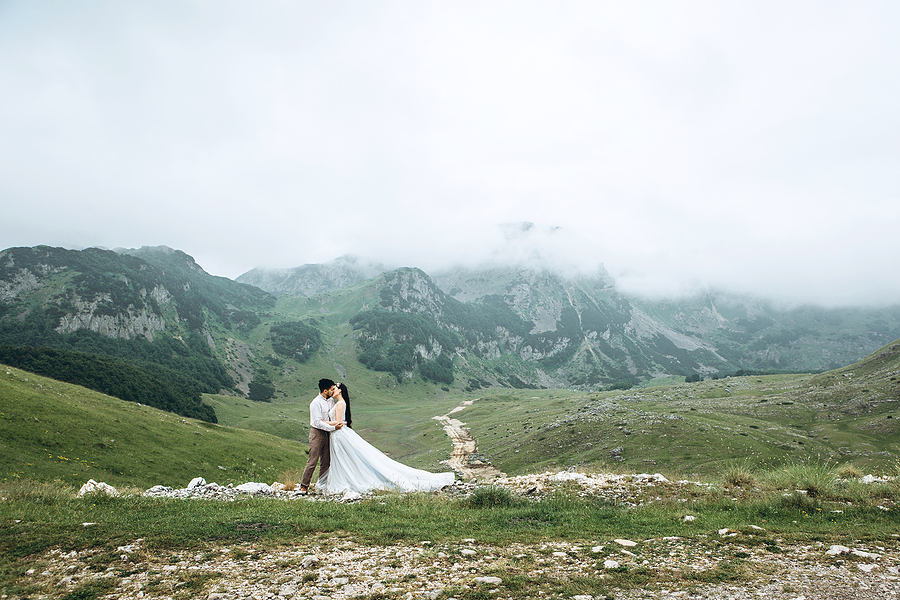 5 Most Romantic Poses to Try for Magical Wedding Photos