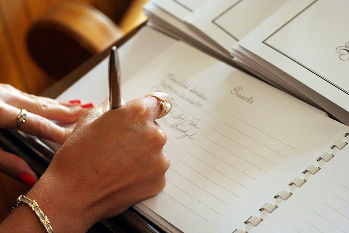 5 Creative Ways to Gather and Display Guest Messages