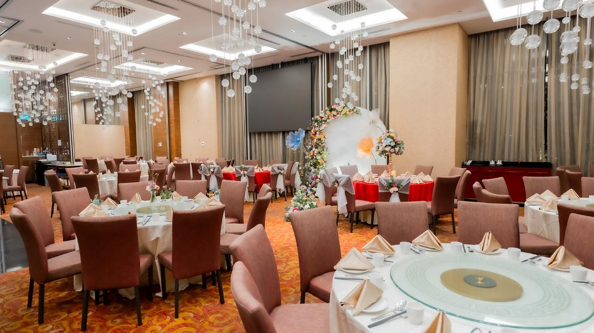 Weddings with a View (and a Feast): Peach Garden Chinese Restaurant