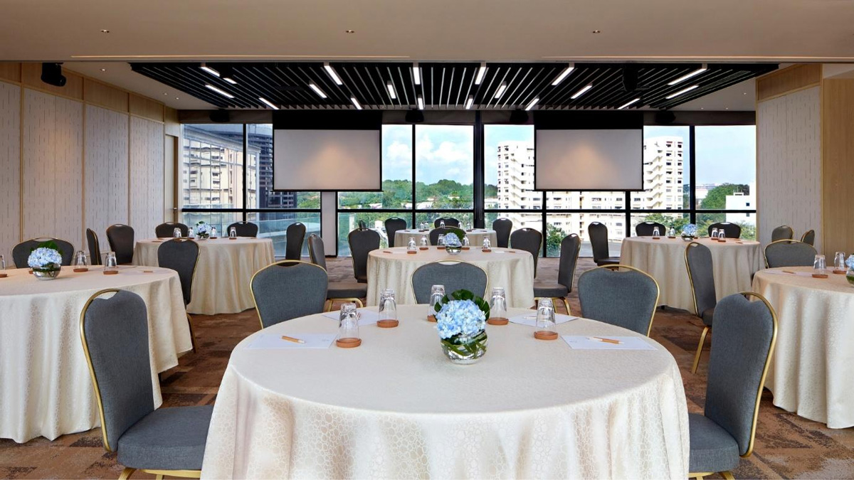 Momentus Hotel Alexandra: Celebrate Love Above the Skyline 