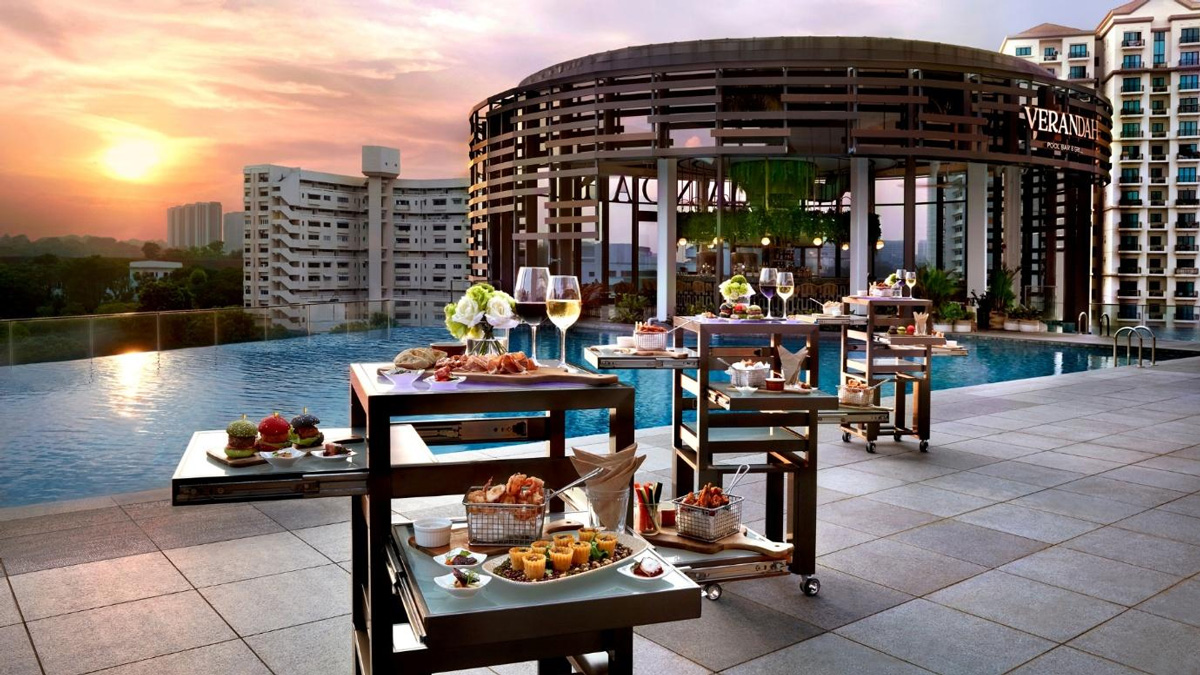Momentus Hotel Alexandra: Celebrate Love Above the Skyline 