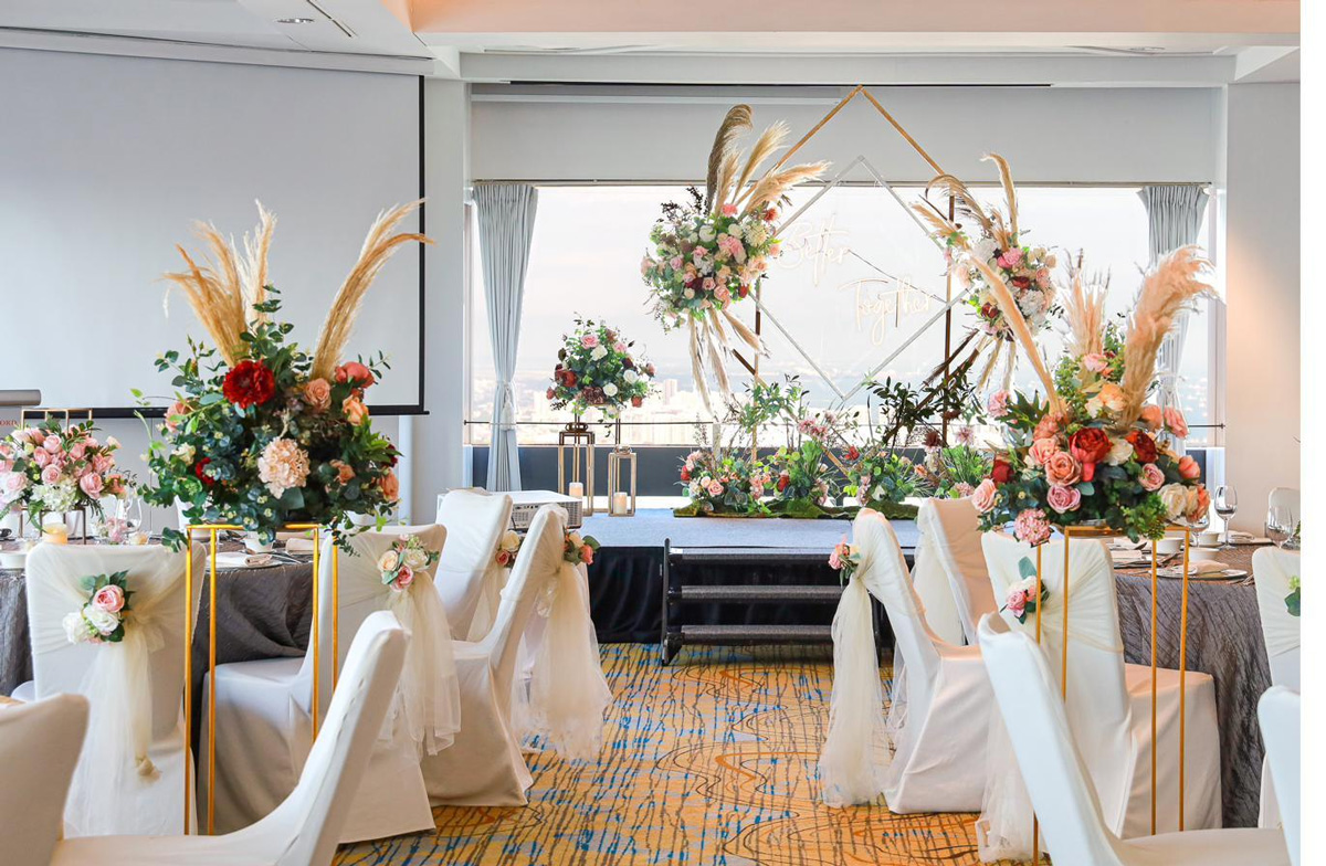 Weddings at Fairmont Singapore and Swissôtel The Stamford 2026: From SKAI Suites to the Fairmont Ballroom