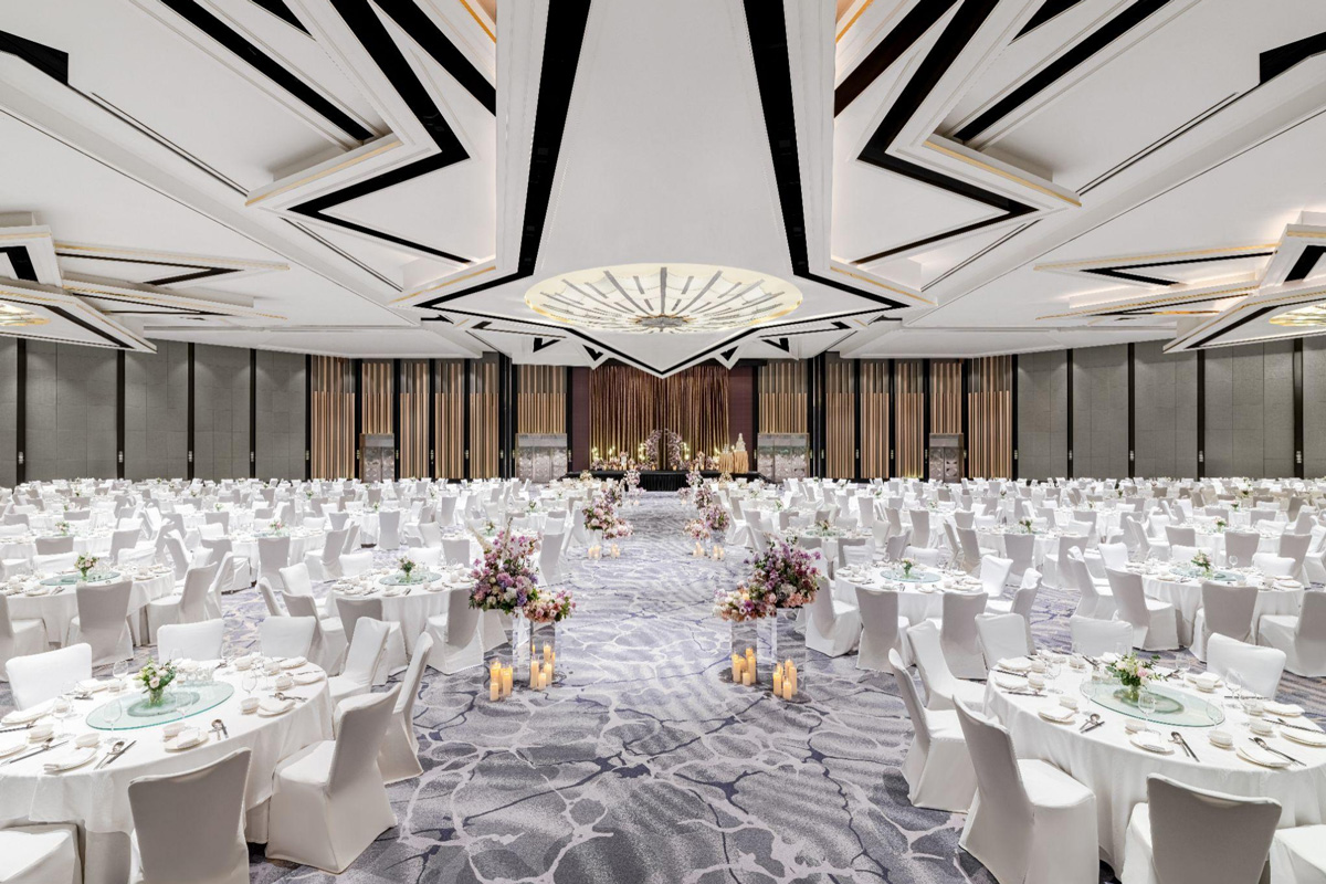 Weddings at Fairmont Singapore and Swissôtel The Stamford 2026: From SKAI Suites to the Fairmont Ballroom